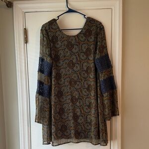 Volcom Boho Floral Lace Sleeve Tunic — Olive & Navy. Size M